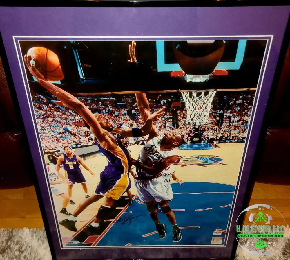 *NBA KOBE BRYANT R.I.P SIGNED AUTOGRAPHED L.A. LAKERS 16X20 CUSTOM FRAMED SIGNATURE DUNK W/ PSA/DNA CERT*